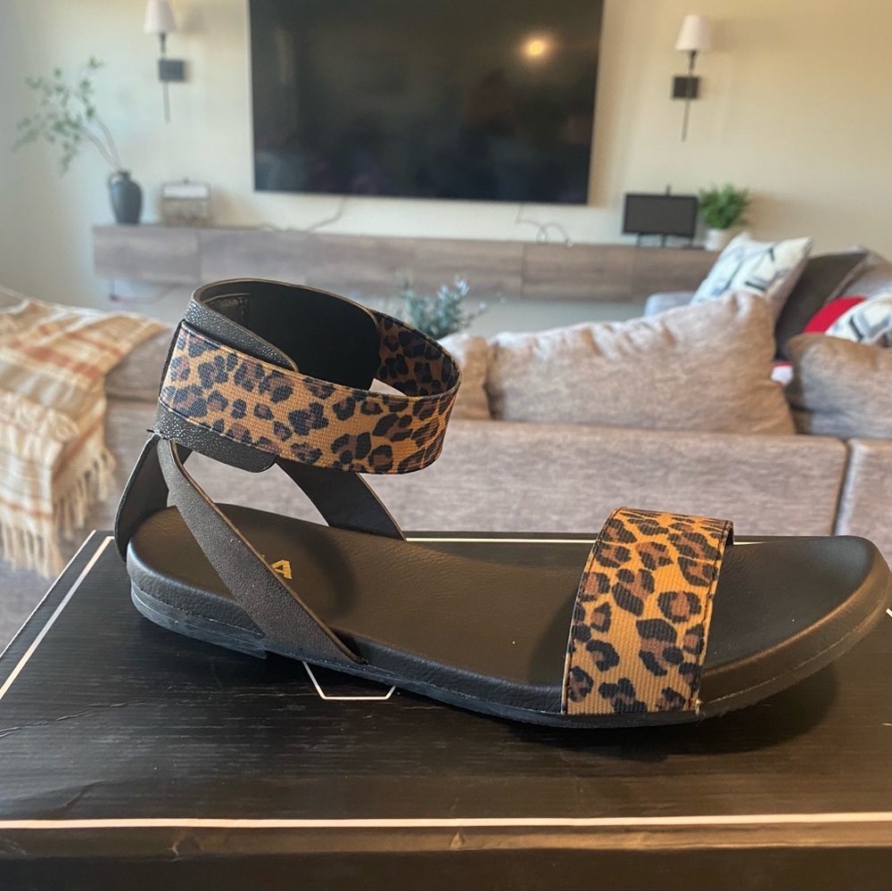Mia Lydya sandals! Featuring a bold leopard print . size 7.5 NEW with box . NWT